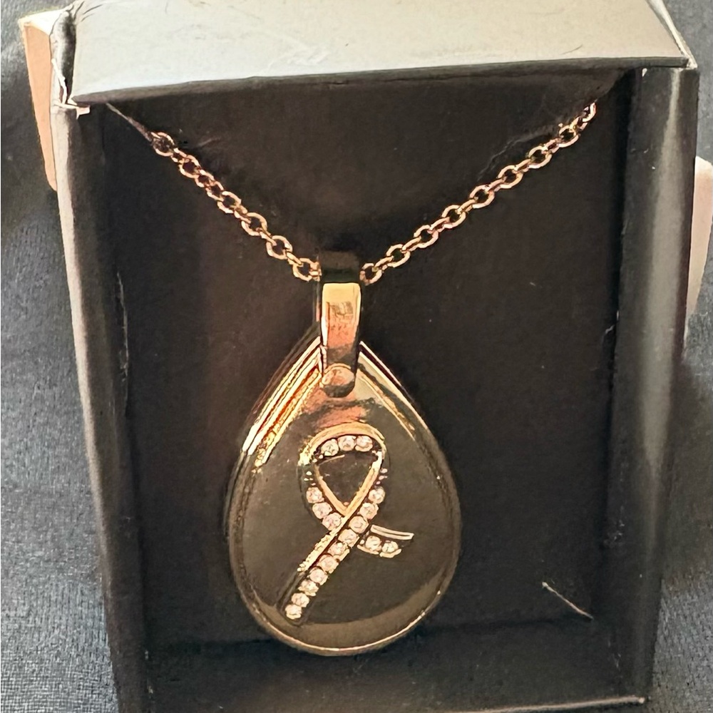 Avon Breast Cancer Awareness Pink Hope Keepsake Necklace NWOT